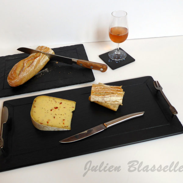 Couteau à pain forgé, 65€ -Plateau, 50€ - Lot de six assiettes, 45€ - Dessous de verre, 6€ - Ardoise
