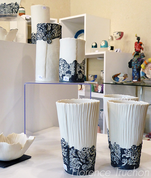 Tasse évasée, 32€ - Tasse, 30€ - Vase, 49€ - Fleur, 32€ - Porcelaine