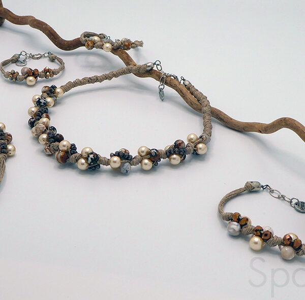 Collier, 55€ - Bracelets, 25€ - Agate, cristal et lin