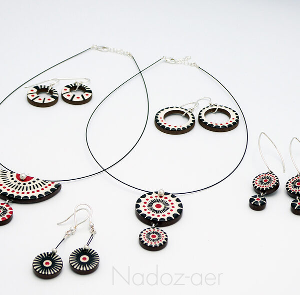 Collier demi-lune, 35€ - Collier rond, 32€ - BO de 20€ à 30€ - Céramique