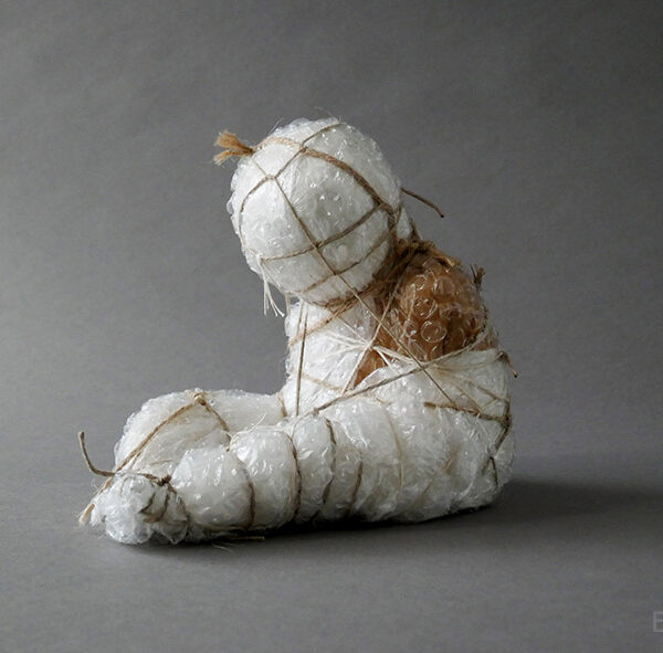 Elsa ALAYSE - Empaqueté n°109i - Porcelaine ou grès noir, bâche, bulle, sac poubelle ou couverture de survie, cordes - 310€