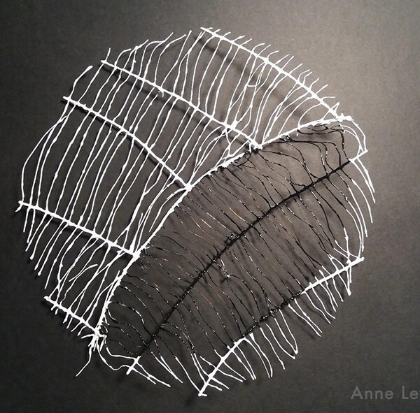 Anne Levillain - Chant de lune - Fil de métal peint - 2024 - Diam. 50cm -790€