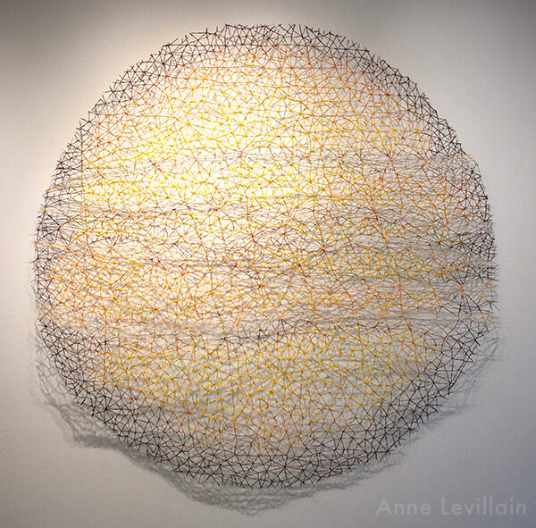 Anne Levillain - Terre d'ocre - Fil de métal peint - 2024 - Diam. 200 cm - 5000€