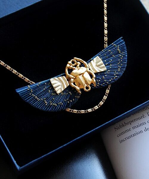 Collier Scarabée ailé - Broderie de paille