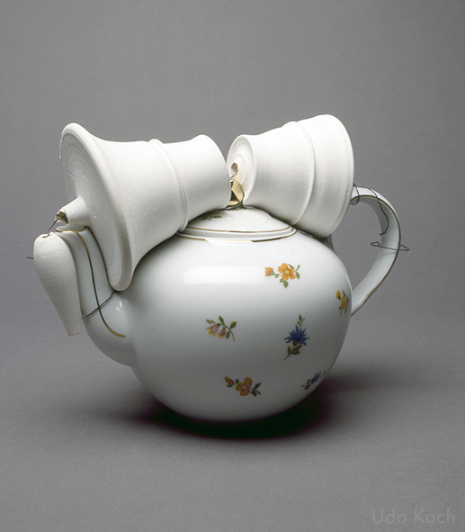 Udo Koch - Théières en porcelaine, métal émaillé, plâtre - 1991 - Œuvres réalisées dans le cadre des XVIIIèmes Ateliers Internationaux du Frac des Pays de la Loire - Acquisition en 1992 - Collection Frac des Pays de la Loire